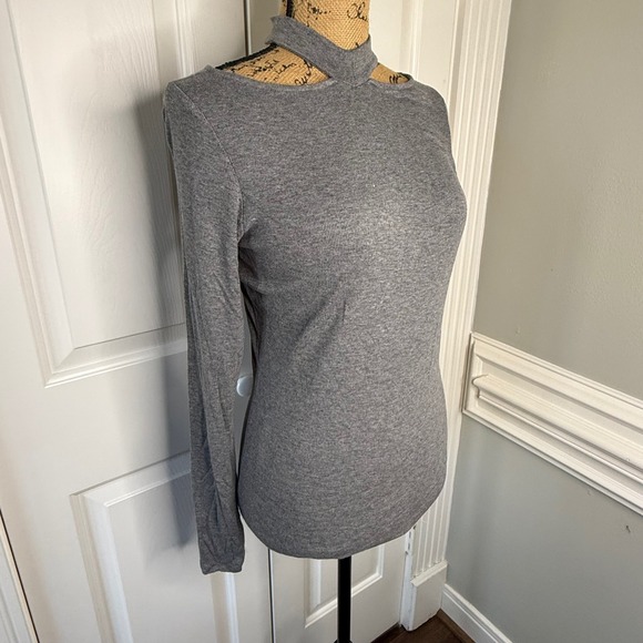 GUESS Grey Ribbed Mock Neck Cutout Long Sleeve Top Women's Size M - Picture 2 of 9